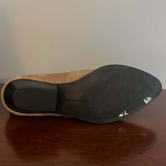 Chelsea & Violet/Dillards
Women's Goldy Tan Suede Ankle Low Heel Boots
Size 7M - Picture 3 of 6